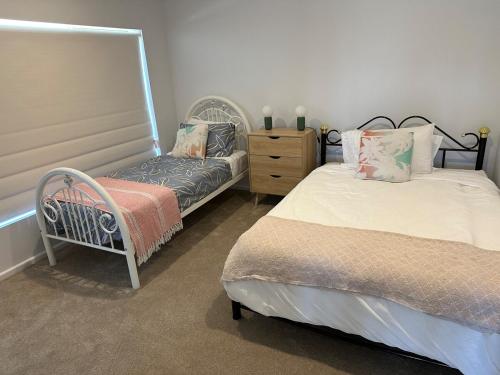 una camera con due letti e un comò di Two bedrooms Escape to Countryside Retreat a Wamboin
