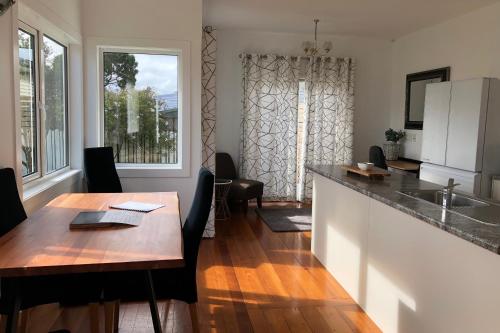 Η κουζίνα ή μικρή κουζίνα στο Boulcott charming 3brm home away from home