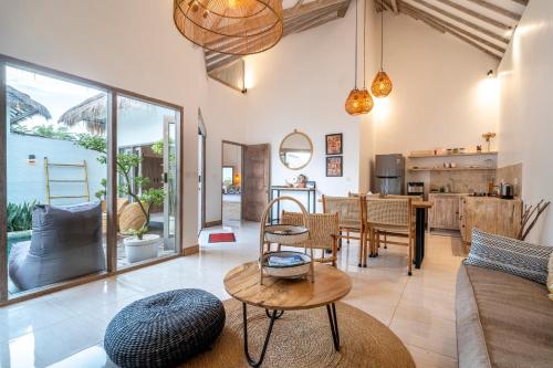 ギリ・アイルにあるVilla Kayuのソファとテーブルのあるリビングルーム