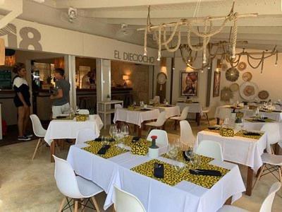La Dolce Vita Beachfront Apt 2にあるレストランまたは飲食店