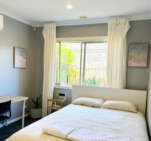 Ένα ή περισσότερα κρεβάτια σε δωμάτιο στο Stylish Small Ocean Homestay Near Deer Park Train Station