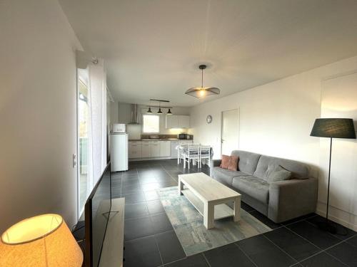 un salon avec un canapé et une table dans l'établissement Appartement 4 pers - Village de Vieux-Boucau avec parking - FR-1-379-179, à Vieux-Boucau-les-Bains