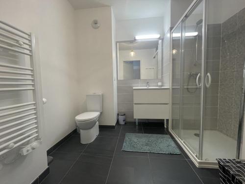 une salle de bain avec toilettes, douche et lavabo dans l'établissement Appartement 4 pers - Village de Vieux-Boucau avec parking - FR-1-379-179, à Vieux-Boucau-les-Bains