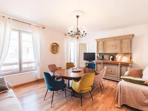 un salon avec une table et des chaises de salle à manger dans l'établissement Appartement lumineux 75 m², centre-ville, parking, wifi, 7 couchages - FR-1-821-32, à Le Touquet-Paris-Plage