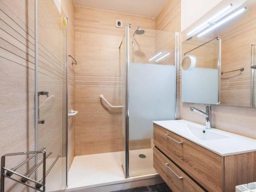 une salle de bain avec douche et lavabo dans l'établissement Appartement lumineux 75 m², centre-ville, parking, wifi, 7 couchages - FR-1-821-32, à Le Touquet-Paris-Plage