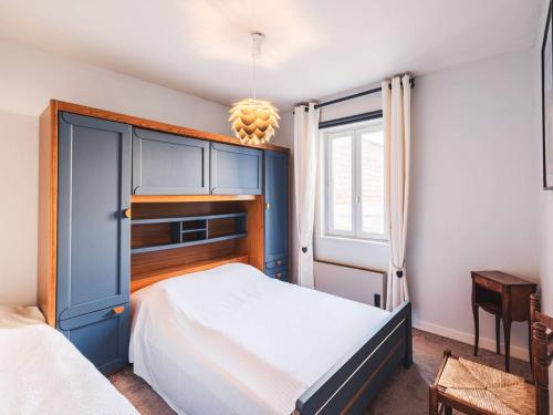 - une chambre avec un lit et une armoire bleue dans l'établissement Appartement lumineux 75 m², centre-ville, parking, wifi, 7 couchages - FR-1-821-32, à Le Touquet-Paris-Plage