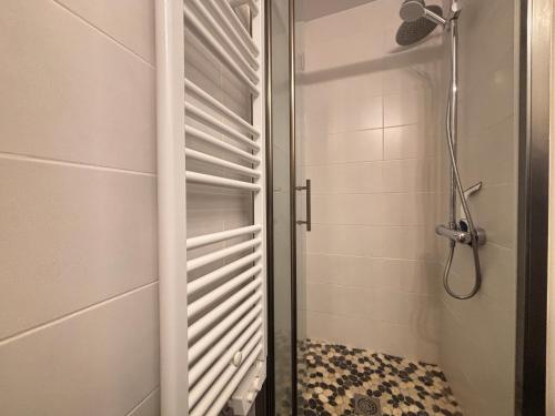 une salle de bain avec une douche et une porte donnant sur une douche dans l'établissement Maison fonctionnelle avec jardin et parking privé aux Sables-d'Olonne - FR-1-197-619, à Les Sables-dʼOlonne