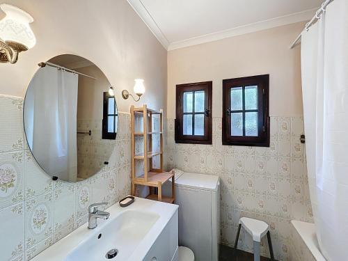une salle de bain avec une baignoire, un lavabo et un miroir dans l'établissement Maison calme pour 4 pers. proche centre, Saintes-Maries-de-la-Mer - FR-1-475-220, à Saintes-Maries-de-la-Mer