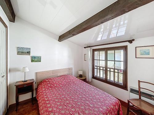- une chambre avec un lit rouge et une fenêtre dans l'établissement Maison calme pour 4 pers. proche centre, Saintes-Maries-de-la-Mer - FR-1-475-220, à Saintes-Maries-de-la-Mer