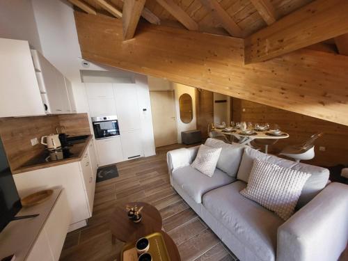 un salon avec un canapé et une table dans l'établissement Appartement à Montgenèvre avec Parking et WiFi - FR-1-266-248, à Montgenèvre