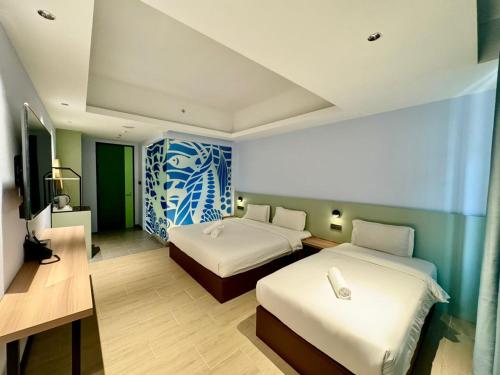 Postel nebo postele na pokoji v ubytování Wing Tat Grand Hotel