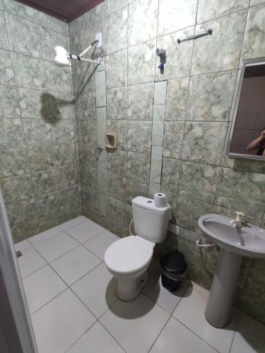 Bilik mandi di Hotel Líder