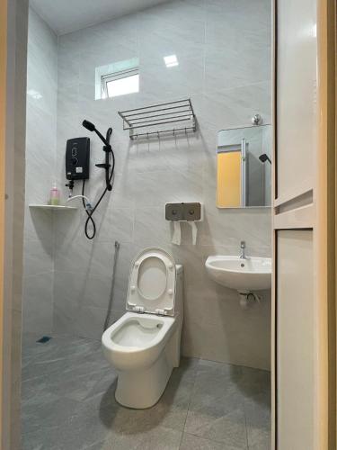 a bathroom with a toilet and a sink at 幸福轩&幸福一家民宿 Happiness Family Homestay in Bagan Pulau Ketam