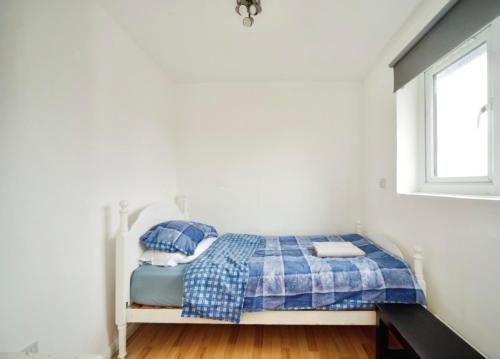 Postel nebo postele na pokoji v ubytování Entire 2 Bed Flat in London, 5 mins from Tube