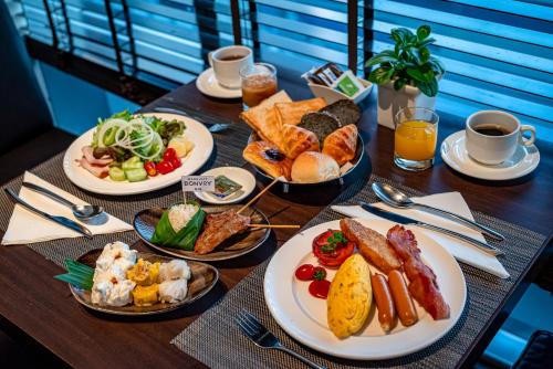バンコクにあるFour Points by Sheraton Bangkok Ploenchit Sukhumvitの木製テーブル