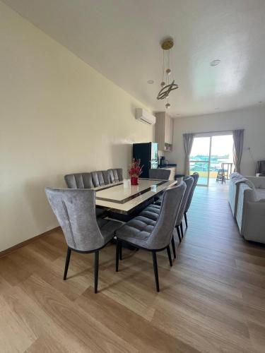a dining room with a table and chairs at 幸福轩&幸福一家民宿 Happiness Family Homestay in Bagan Pulau Ketam