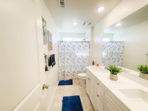 Un baño de California high desert 3 bedroom retreat