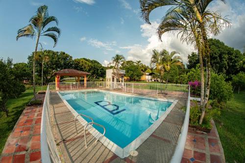 里韦拉Hospedaje las Brisas de Rivera的游泳池周围设有围栏