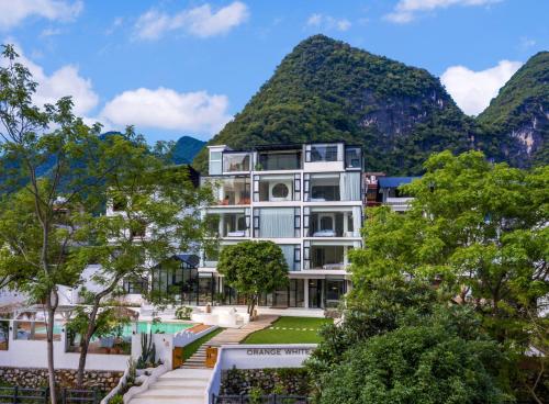 ホテルから撮影された、または一般的な山の景色