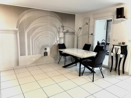 une salle à manger avec une table et des chaises dans l'établissement Sète vue mer, secteur des plages, T3 de standing climatisé avec grande terrasse, à Sète