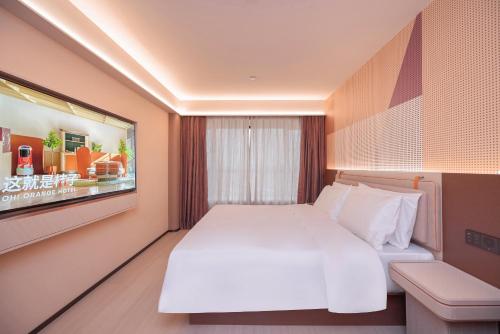 Postel nebo postele na pokoji v ubytování Orange Guangzhou Baiyun Airport Hotel