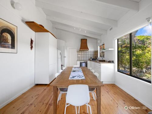 Η κουζίνα ή μικρή κουζίνα στο Smiths Beach Family Retreat