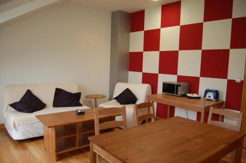 a living room with a couch and a table at Hostería El Laurel in Hoz de Anero