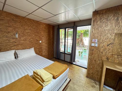 奈岛Koh Ngai Sea Open Resort的一间卧室，里面有一张床和一扇大窗户。