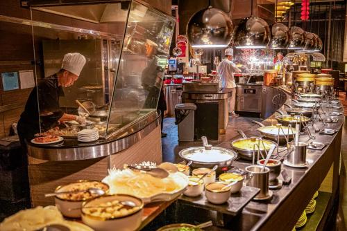 バンコクにあるFour Points by Sheraton Bangkok Ploenchit Sukhumvitの料理人の料理を楽しめるレストランキッチン