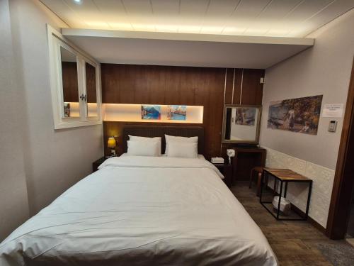 a bedroom with a large bed in a room at New Day Hotel Gangnam in Seoul