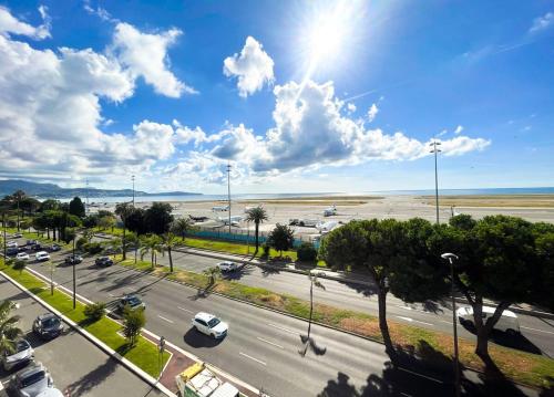 - une vue sur un parking avec des voitures sur une autoroute dans l'établissement Appartement Promenade des Anglais, à Nice