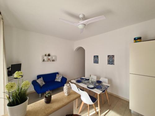 salon z niebieską kanapą i stołem w obiekcie Casa Vacanze Sea-Life w mieście Alcamo Marina
