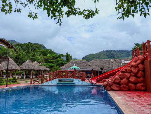 a slide in a swimming pool at a resort at Hotel y Ecoturicentro la vega in Teculután