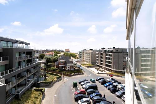 Vista árida de un estacionamiento en una ciudad en Les Voiliers 21, en Sint-Idesbald