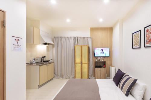a hotel room with a bed and a kitchen at 楓屋1F 120Ta in Tokyo