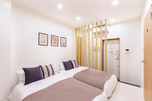 a white bedroom with a large bed in it at 楓屋1F 120Ta in Tokyo