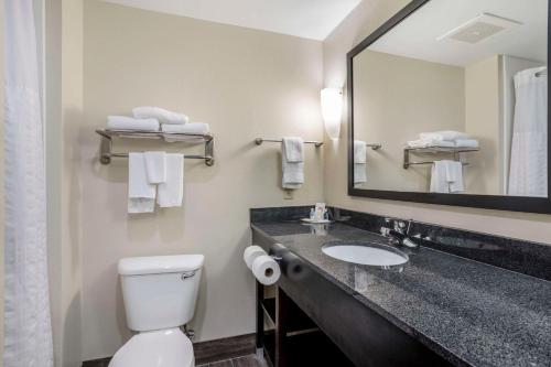 Phòng tắm tại Comfort Suites Knoxville East