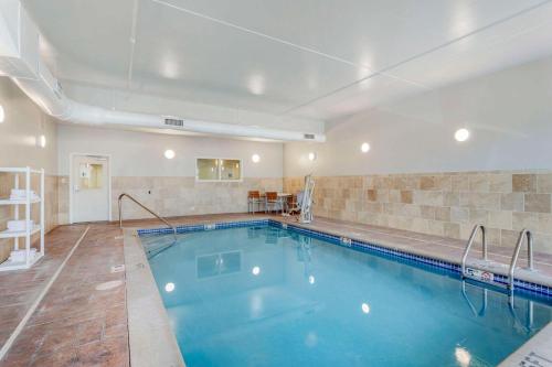 a large swimming pool in a large room at Comfort Suites Knoxville East in Knoxville