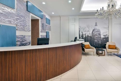 an office lobby with a reception counter and chairs at The Connally Hotel Downtown Atlanta, an Ascend Collection Hotel in Atlanta