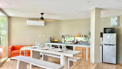 Η κουζίνα ή μικρή κουζίνα στο Villa Dana - 2BR Sea View and 1 Studio Room