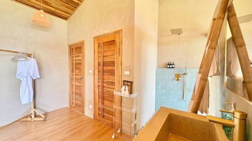 Ένα μπάνιο στο Villa Dana - 2BR Sea View and 1 Studio Room
