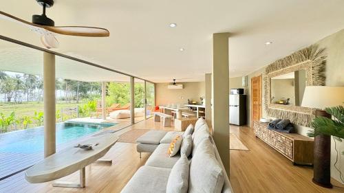 Πισίνα στο ή κοντά στο Villa Dana - 2BR Sea View and 1 Studio Room