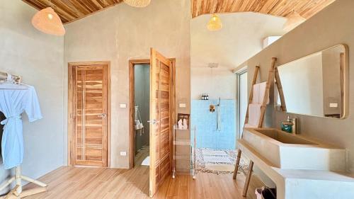 Ένα μπάνιο στο Villa Dana - 2BR Sea View and 1 Studio Room