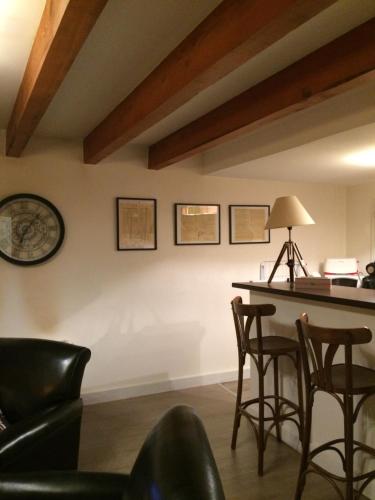 un salon avec une table et des chaises dans l'établissement Studio cosy au cœur de Montady, à Montady