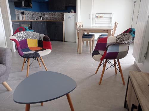 eine Küche mit 2 Stühlen und einem Tisch in der Unterkunft Magnifique appartement moderne avec vue sur mer in Arcachon
