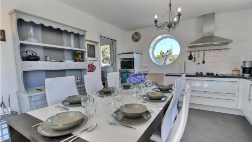 une cuisine et une salle à manger avec une table et des chaises dans l'établissement Villa RosaMar - Perros-Guirec, à Perros-Guirec