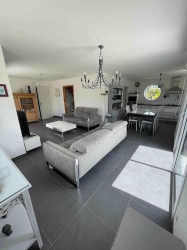 un salon avec un canapé et une table dans l'établissement Villa RosaMar - Perros-Guirec, à Perros-Guirec