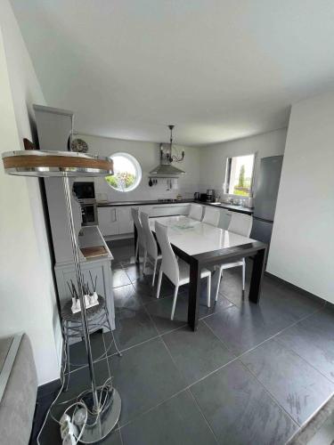 une cuisine et une salle à manger avec une table et des chaises dans l'établissement Villa RosaMar - Perros-Guirec, à Perros-Guirec