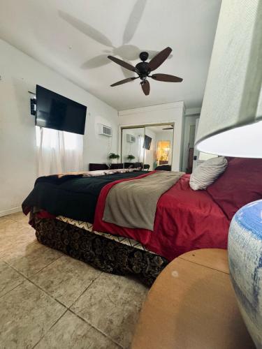 een slaapkamer met een bed met een plafondventilator bij Cozy Room close to the strip in Las Vegas in Las Vegas