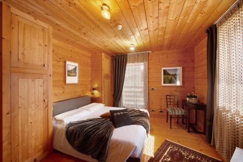 Ένα ή περισσότερα κρεβάτια σε δωμάτιο στο Au Rascard - Chalet d'hôtes